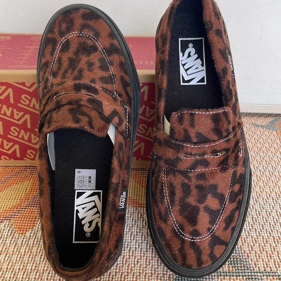 Van’s WMNS Style 53
Leopard Brown/Black
VN000CQPY49
Sneakers - Picture 12 of 16